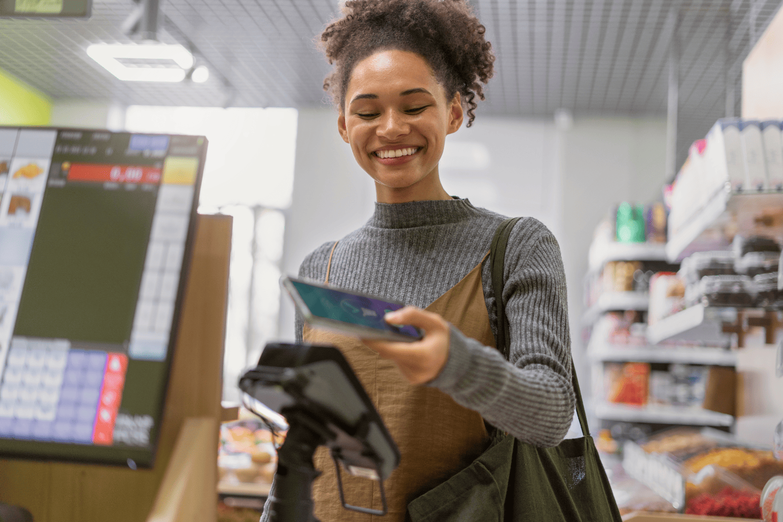 Cliente fazendo pagamento de compras em mercadinho usando Pix na maquina de cartão