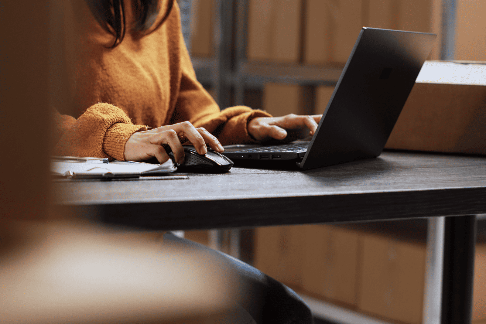 Empreendedora trabalhando no notebook, analisando integração de pagamentos via SiTef.