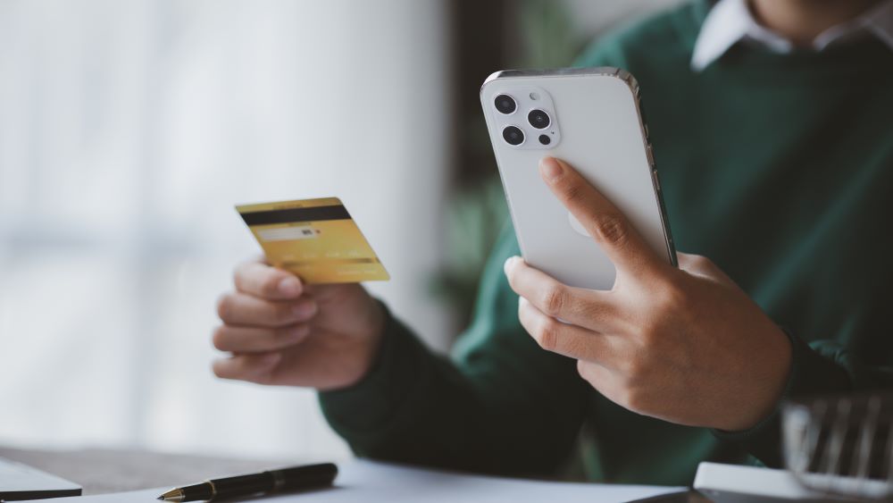 Compras com cartões representam quase 60% do consumo das famílias